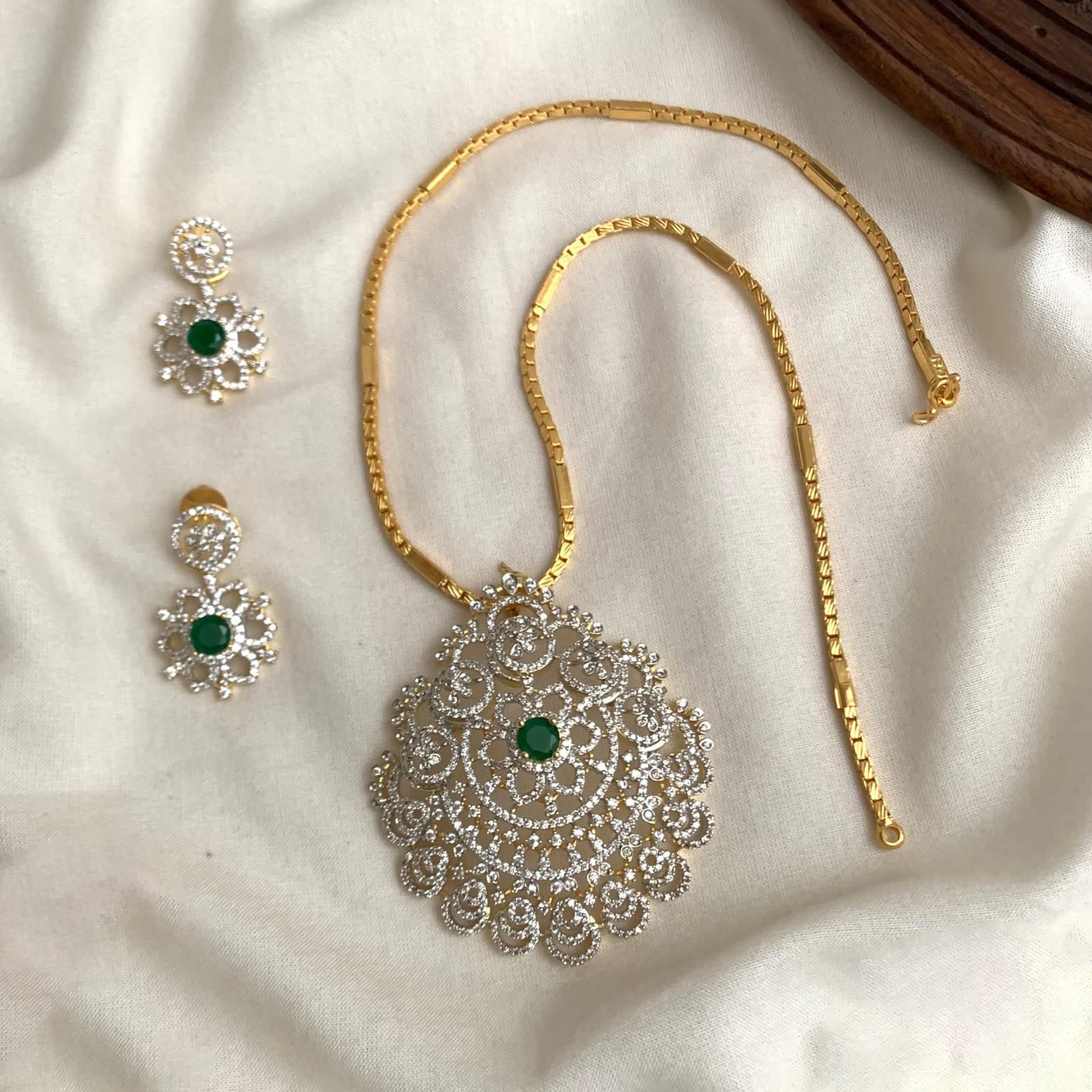 Avelia Necklace