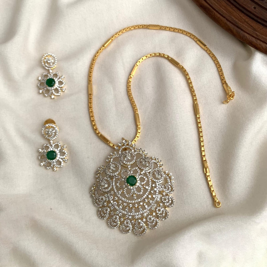 Avelia Necklace