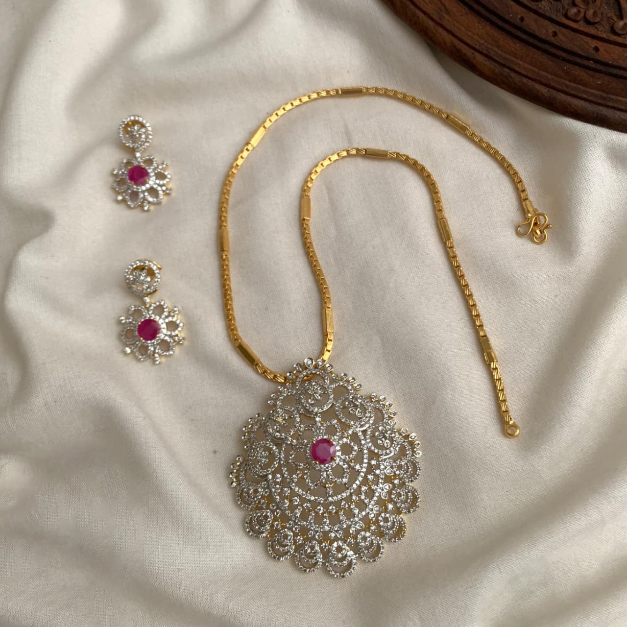 Avelia Necklace