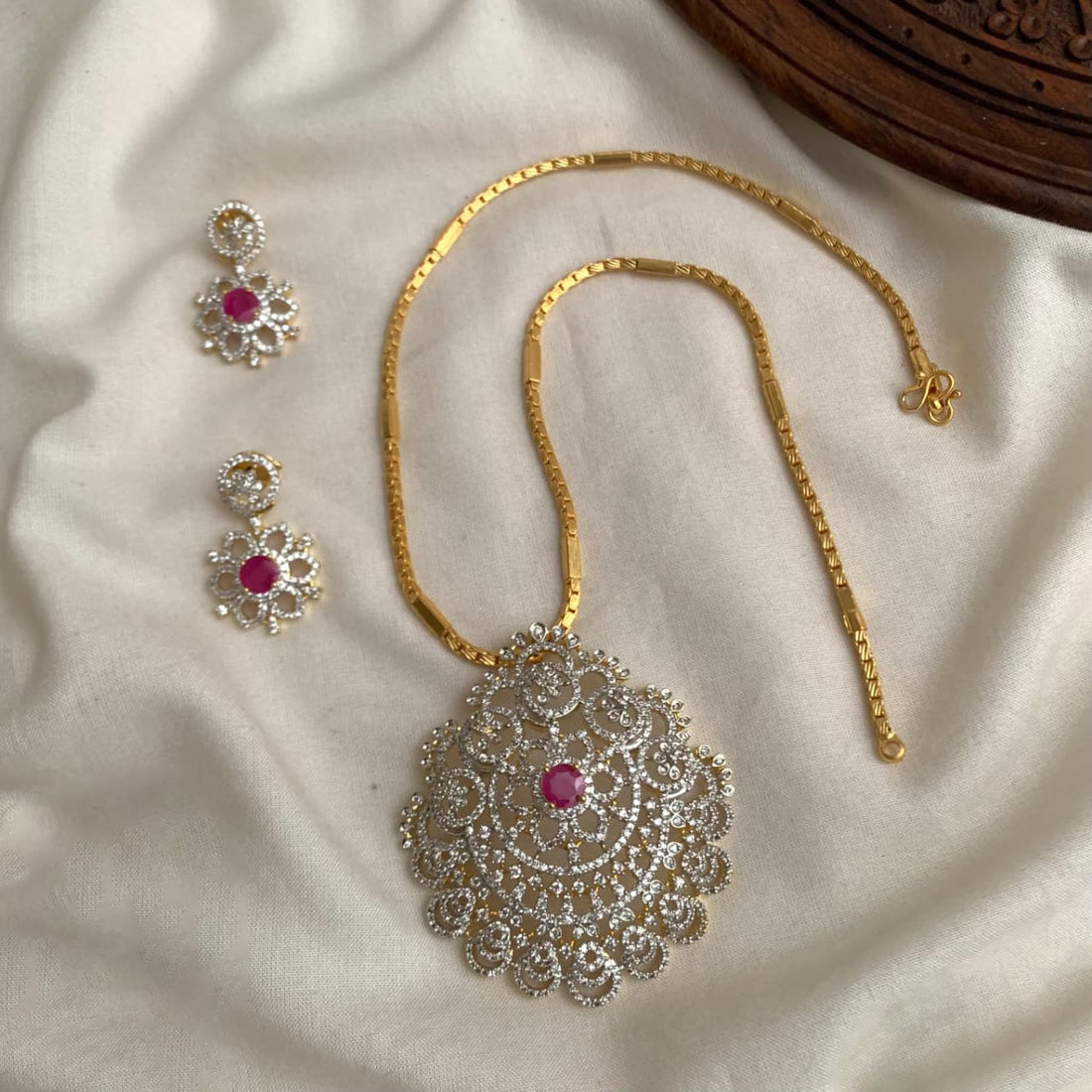 Avelia Necklace