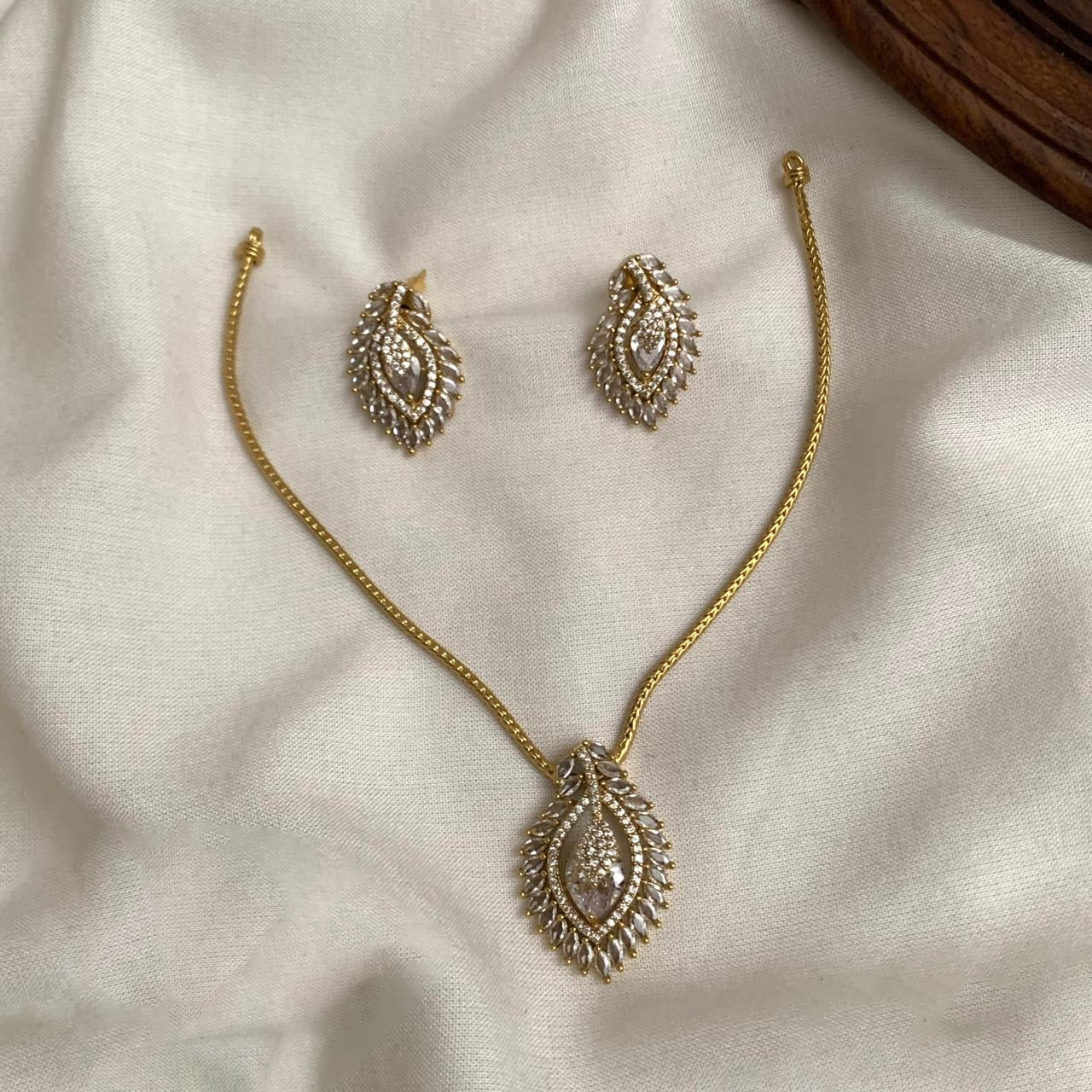 Simple Grace Neckless set