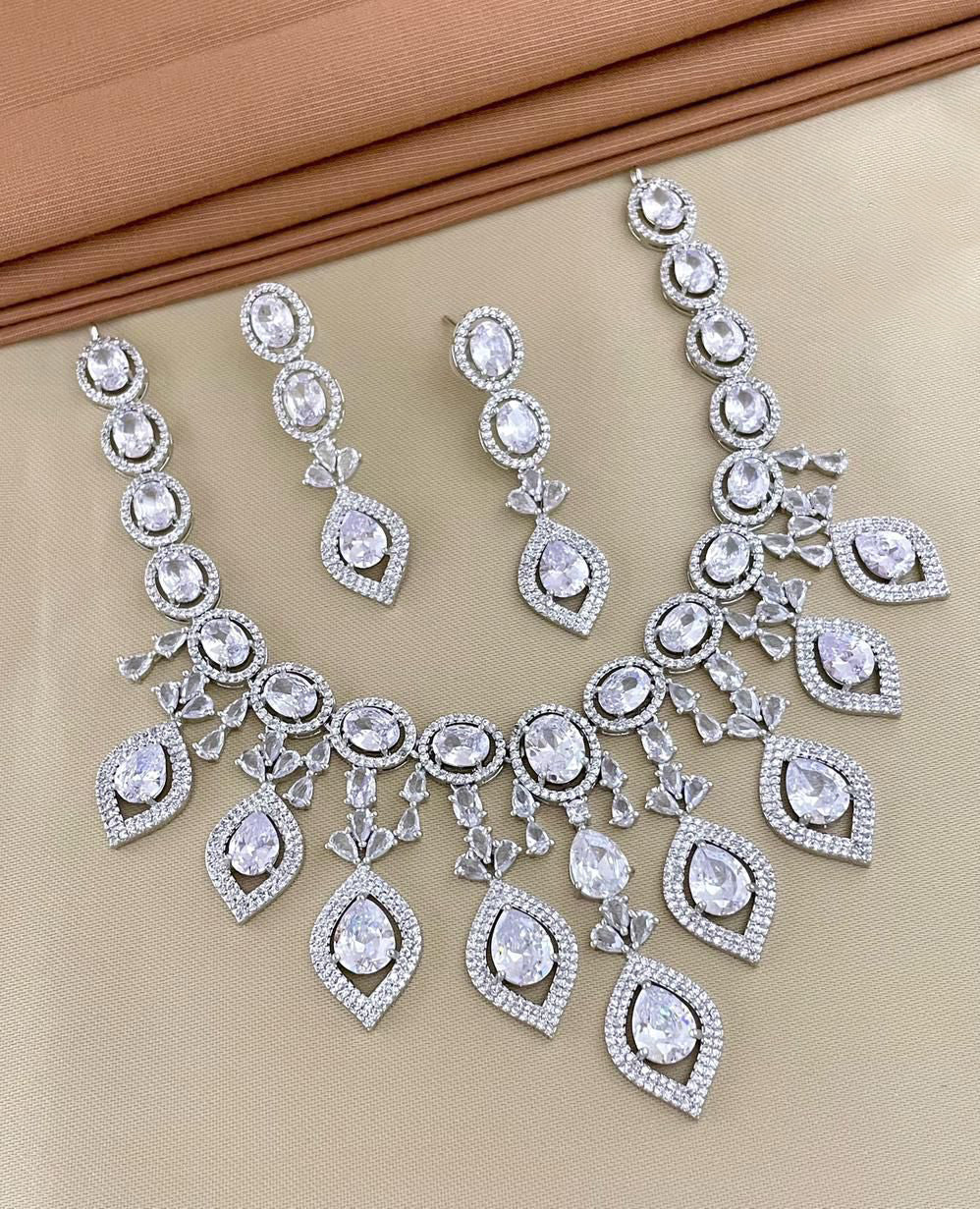 Avelia Necklace