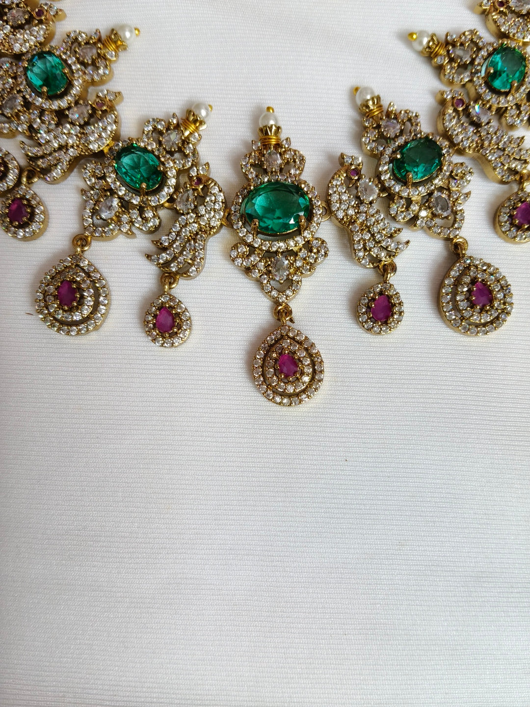 NECKLESS