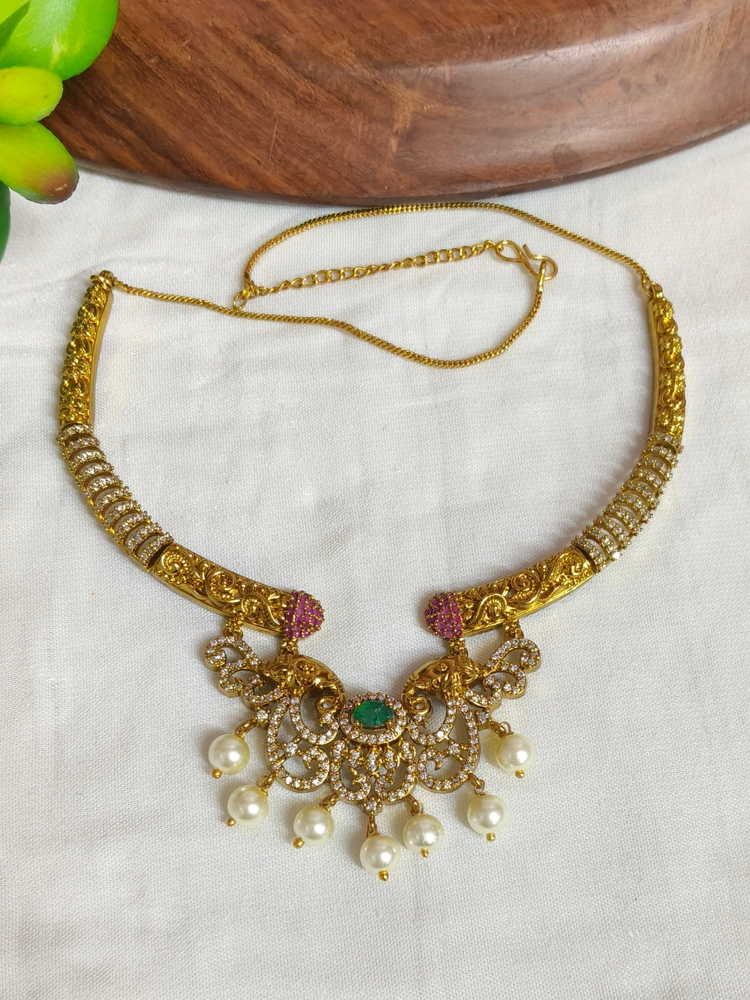 NECKLESS