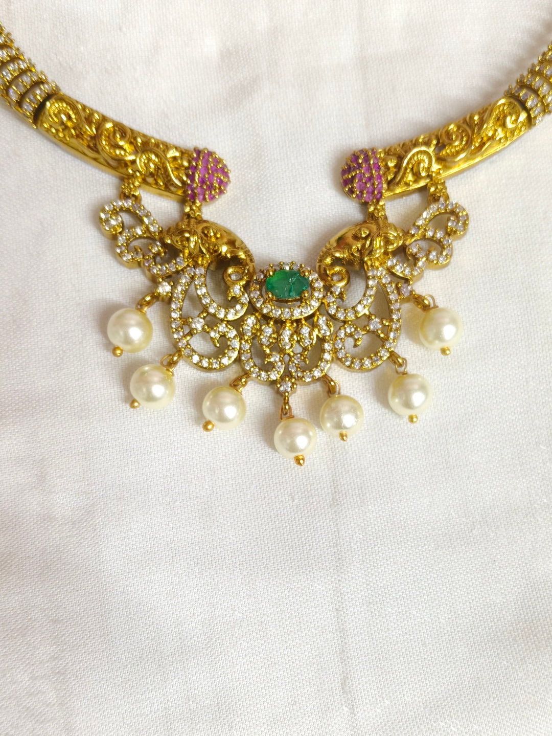 NECKLESS