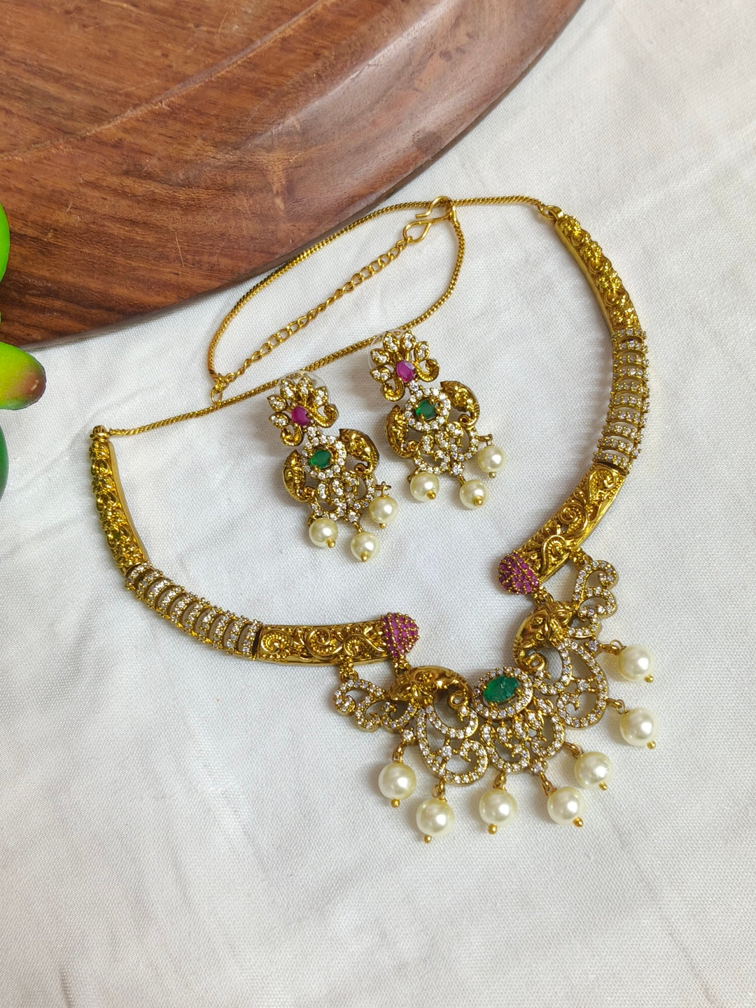 NECKLESS