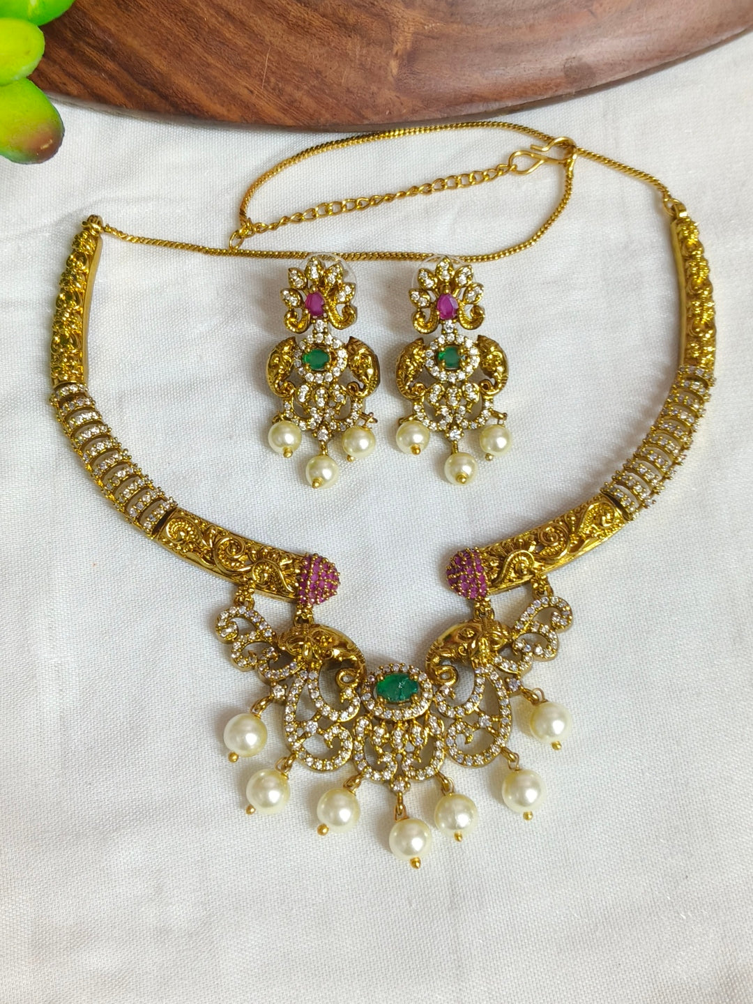NECKLESS