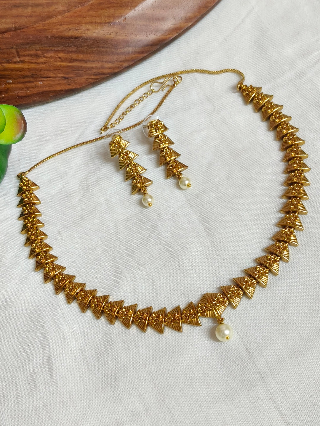 BRASS NECKLESS