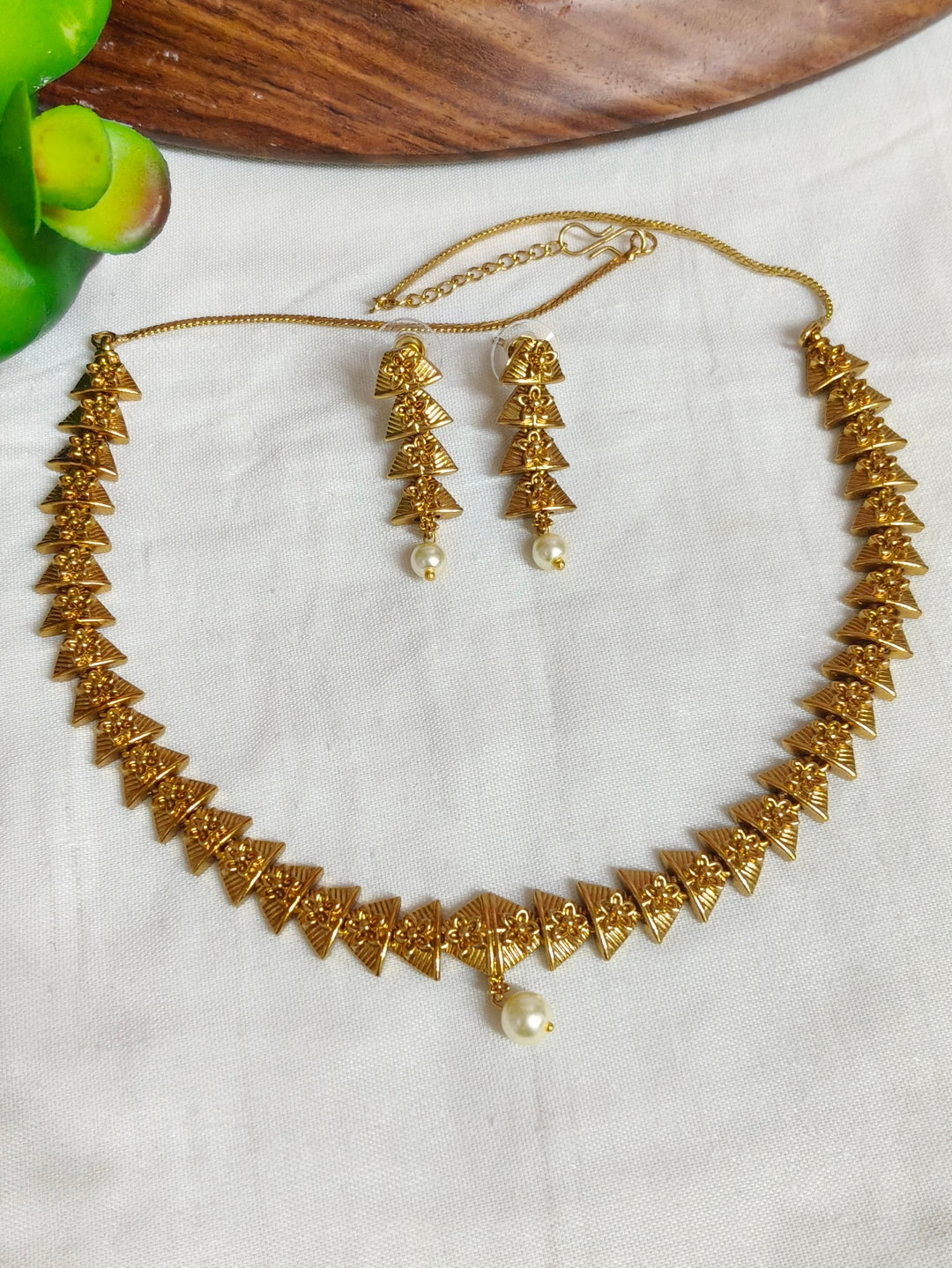BRASS NECKLESS