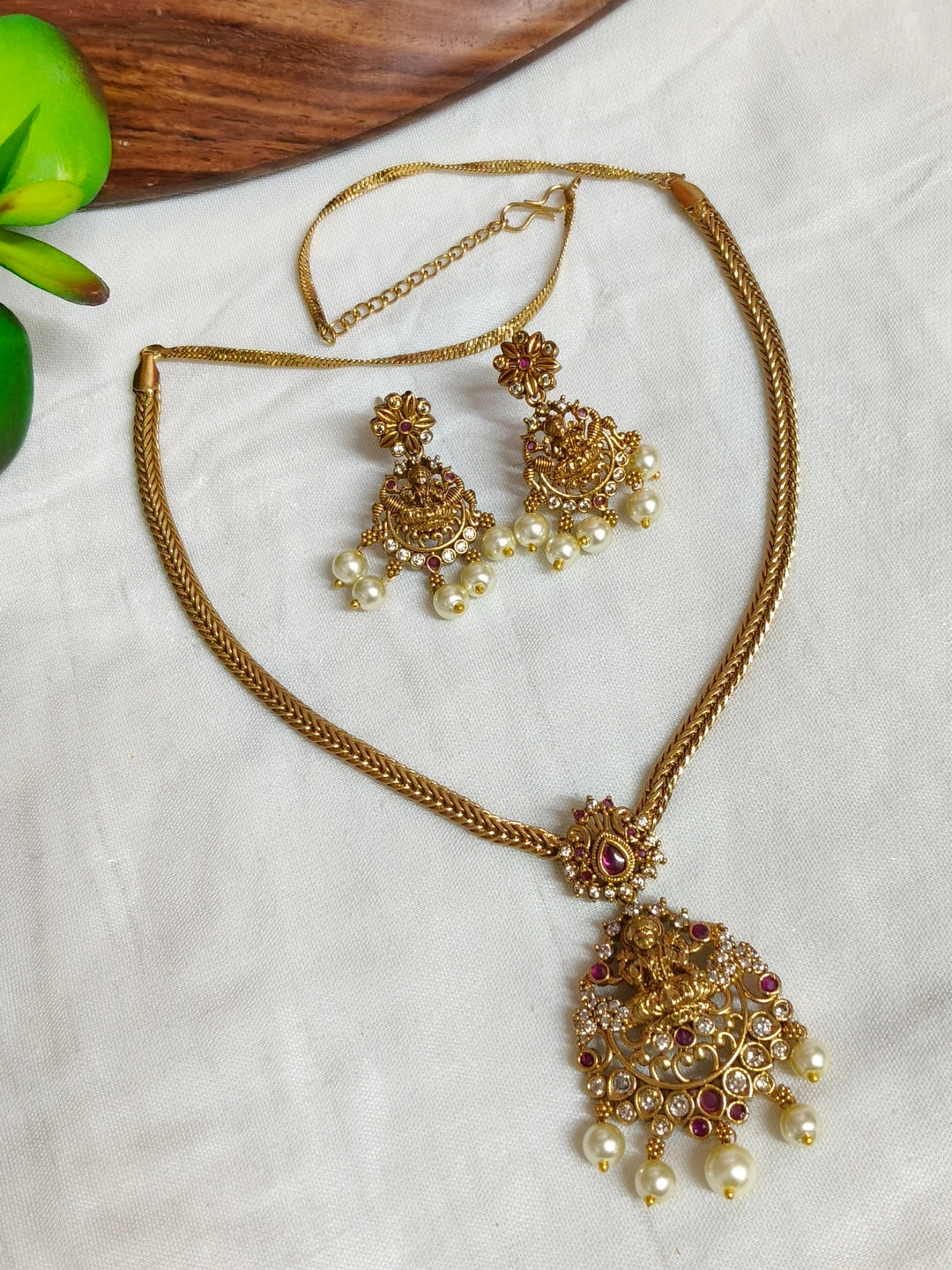BRASS NECKLESS
