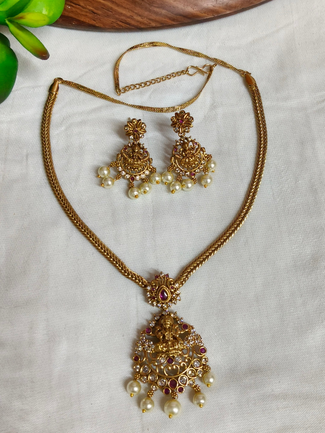 BRASS NECKLESS