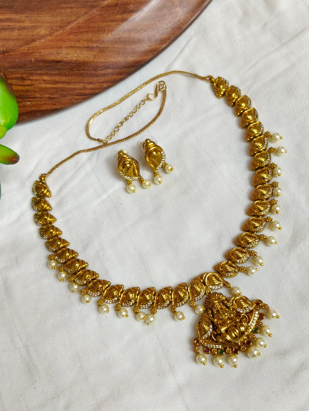 BRASS NECKLESS