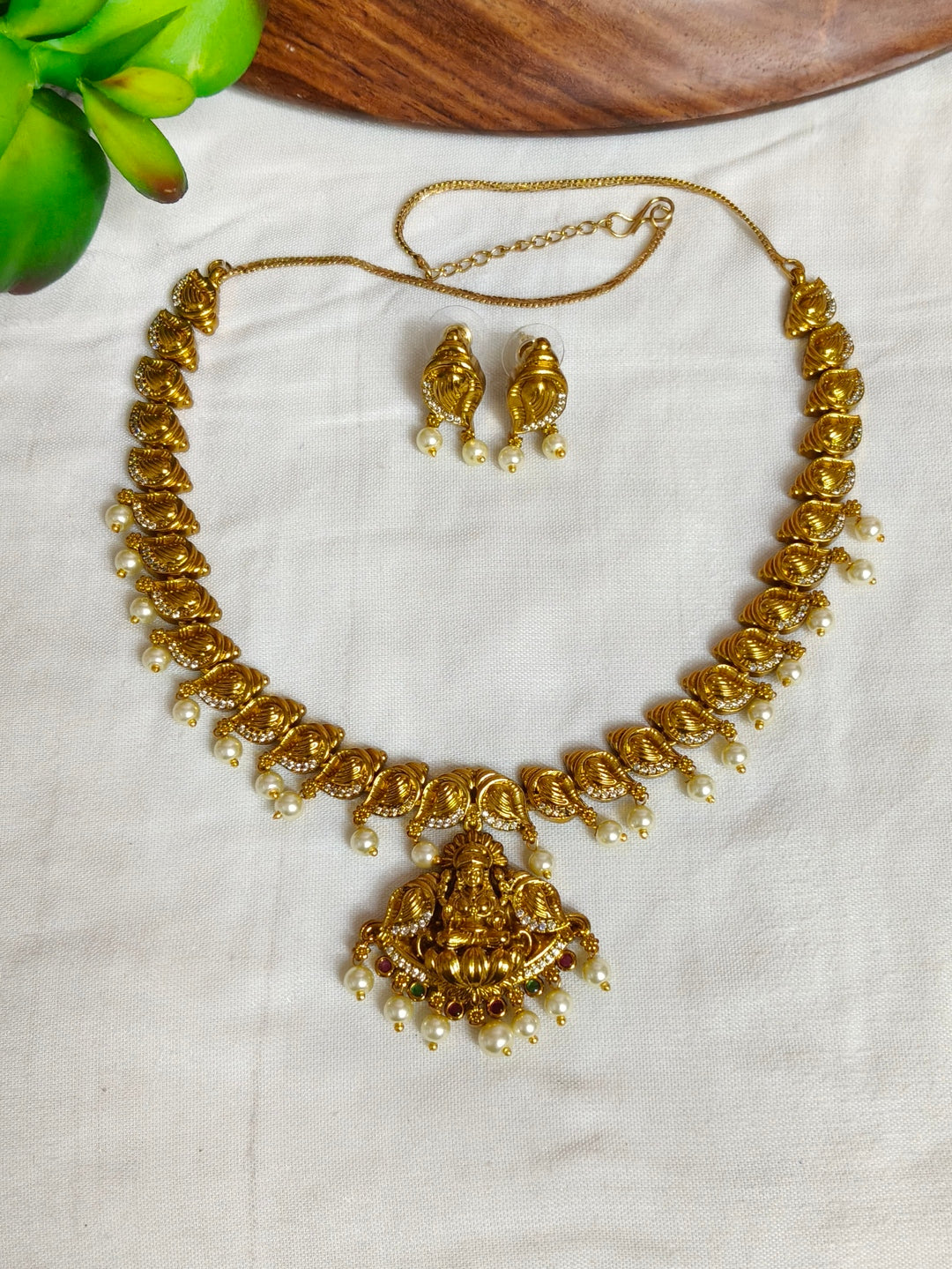 BRASS NECKLESS