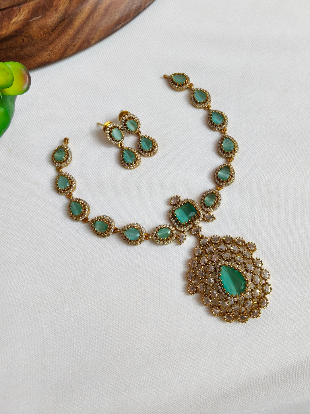 BRASS NECKLESS