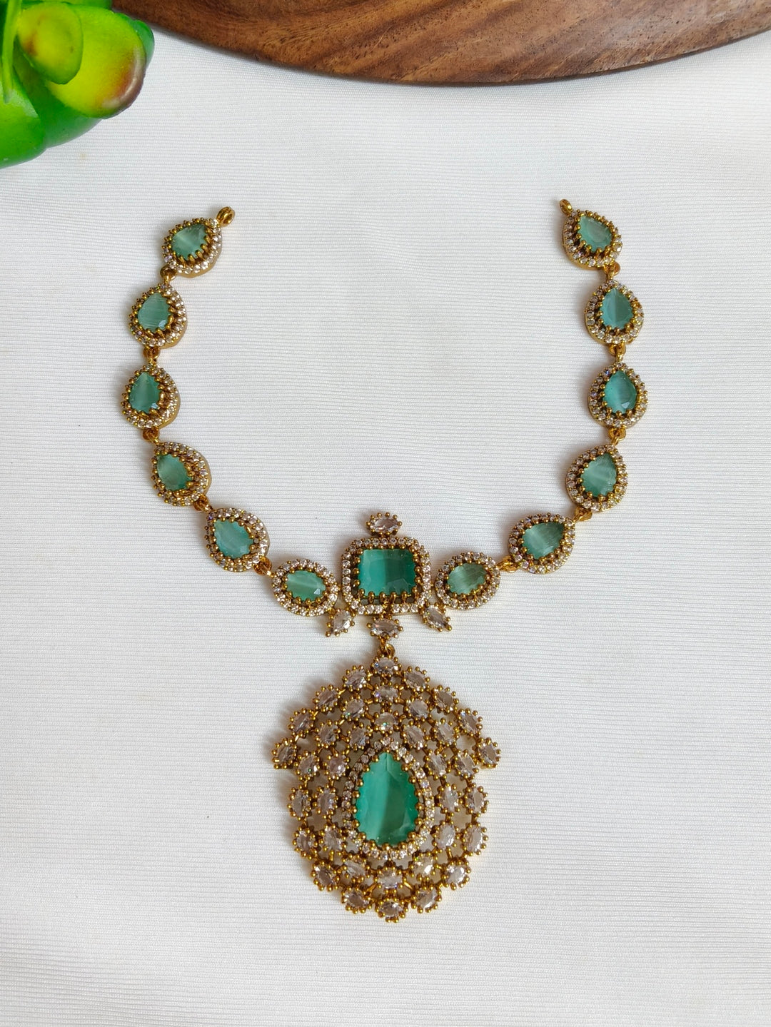 BRASS NECKLESS