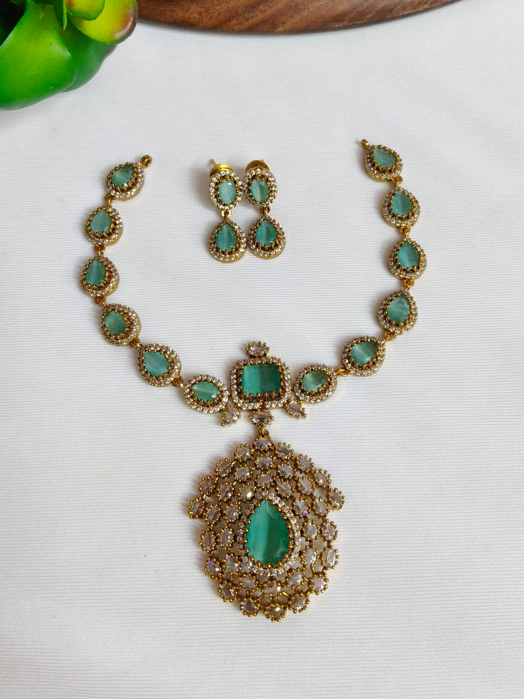 BRASS NECKLESS