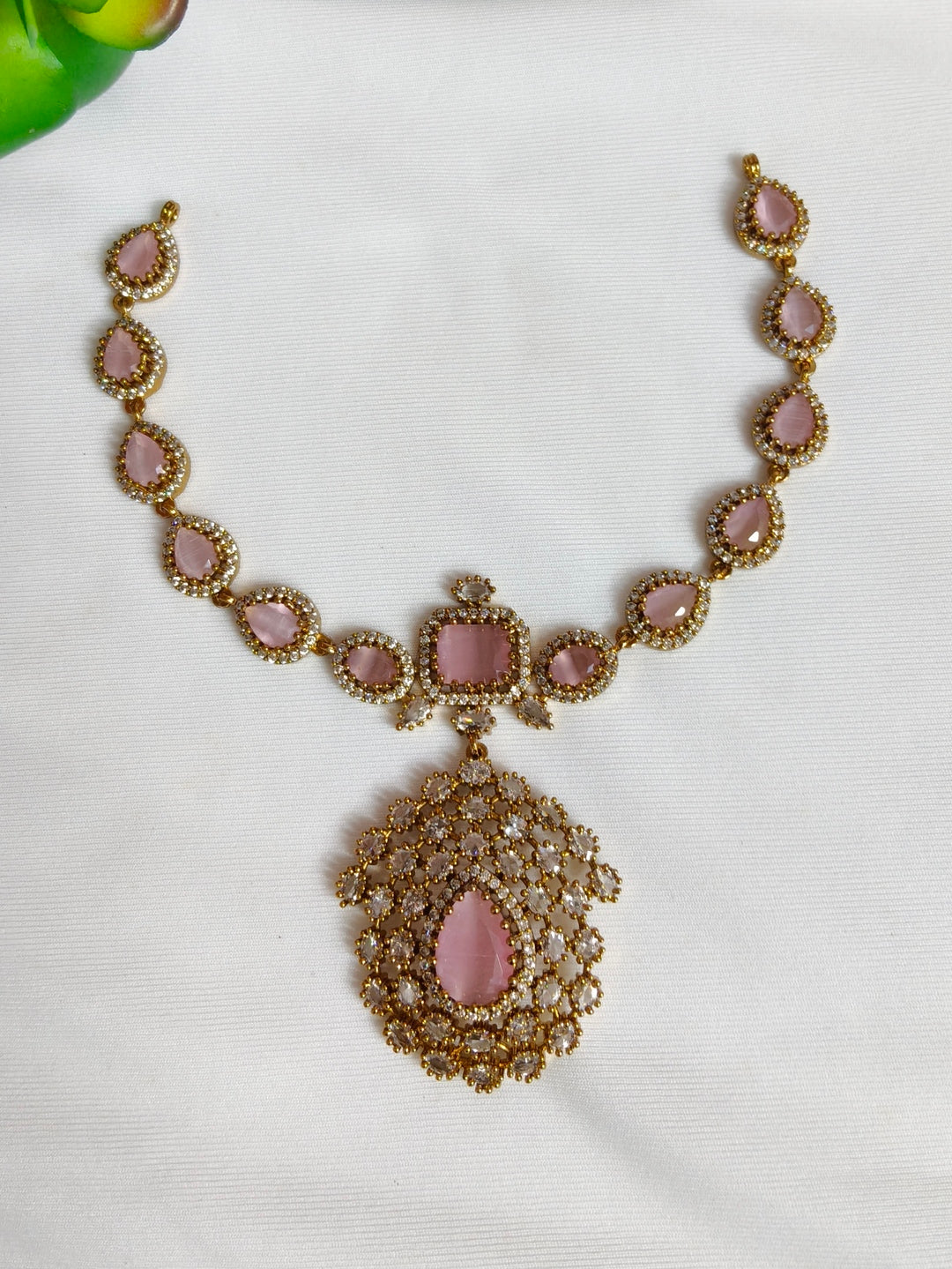 NECKLESS