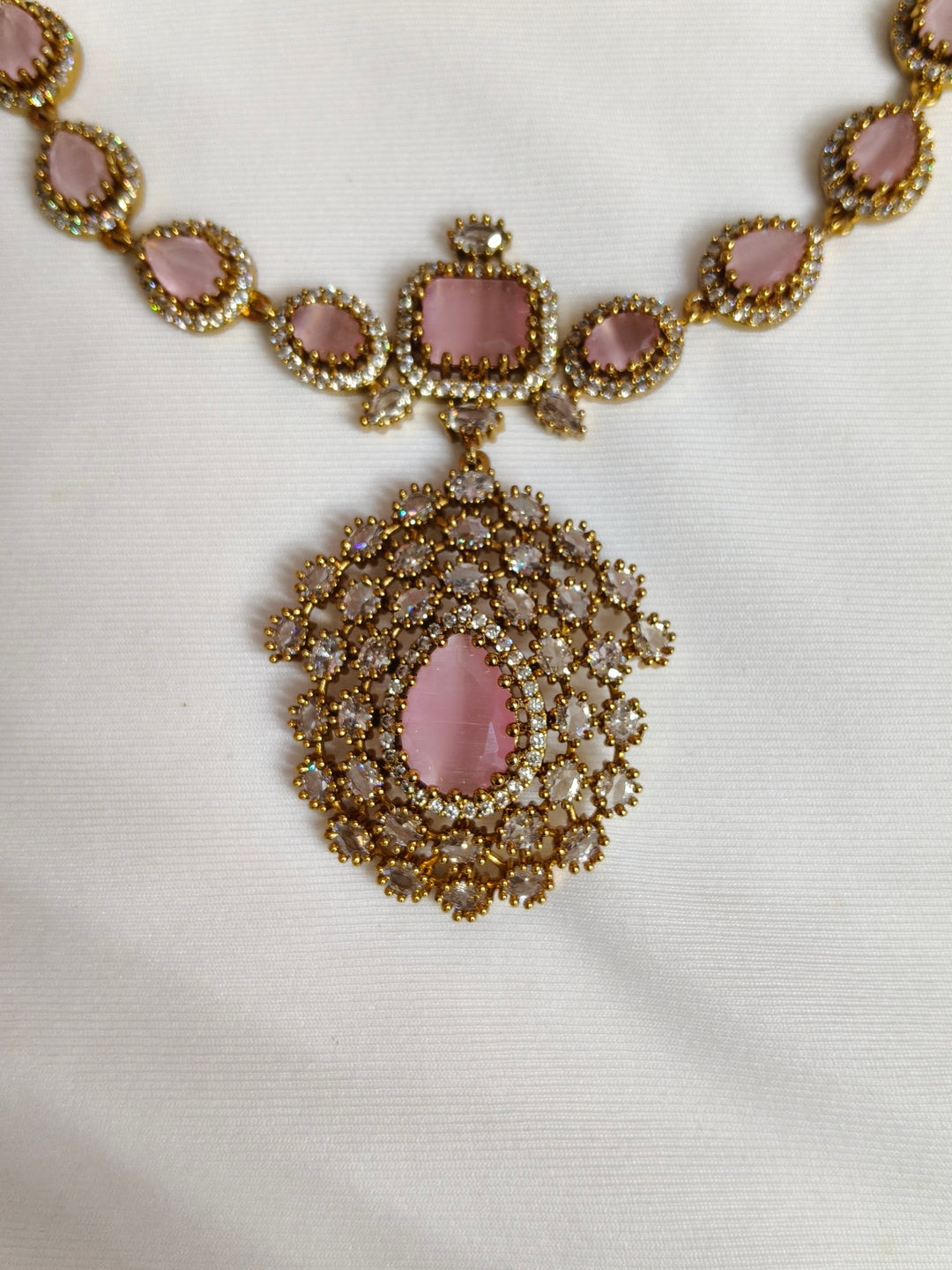 NECKLESS