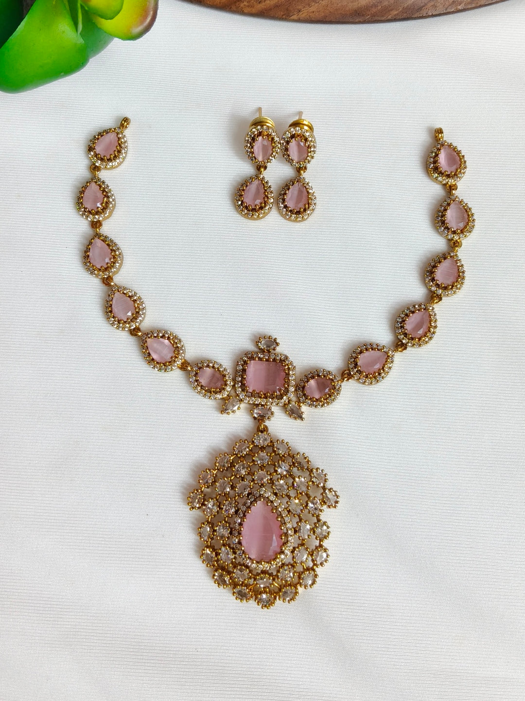 NECKLESS
