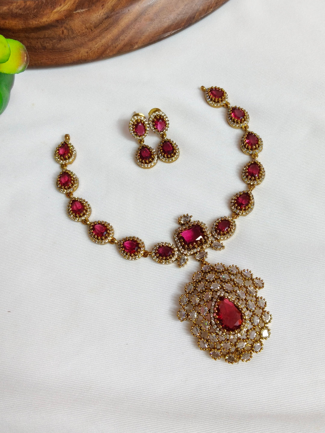 BRASS NECKLESS