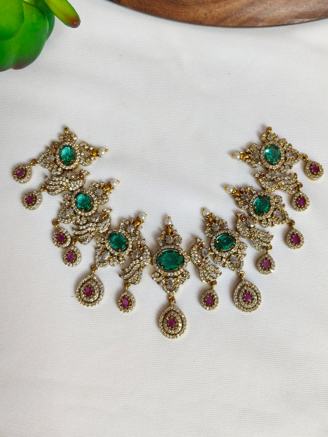 NECKLESS