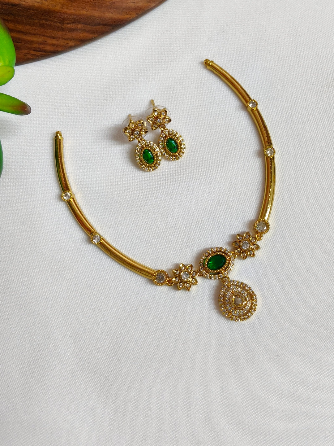 BRASS NECKLESS