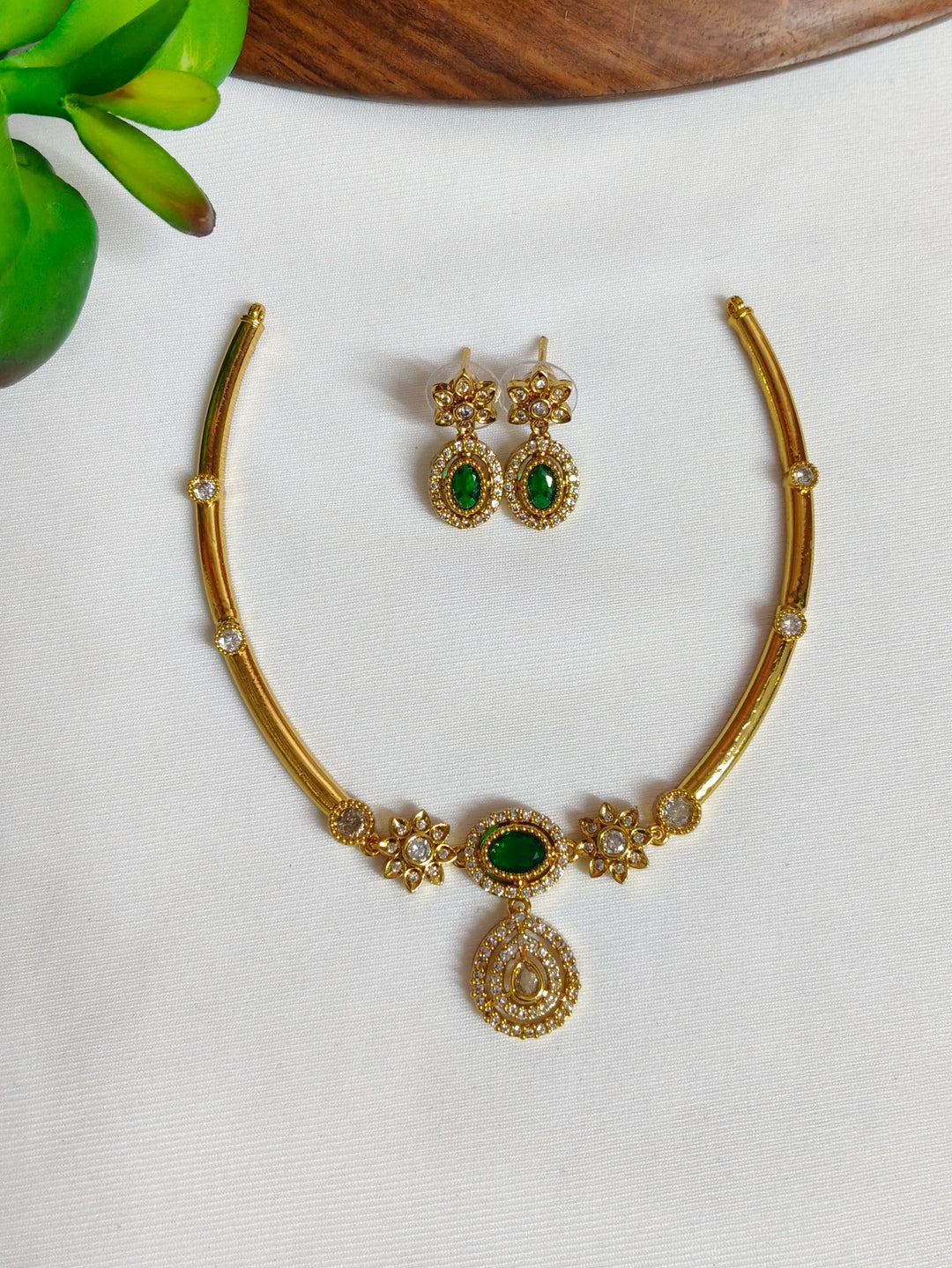 BRASS NECKLESS