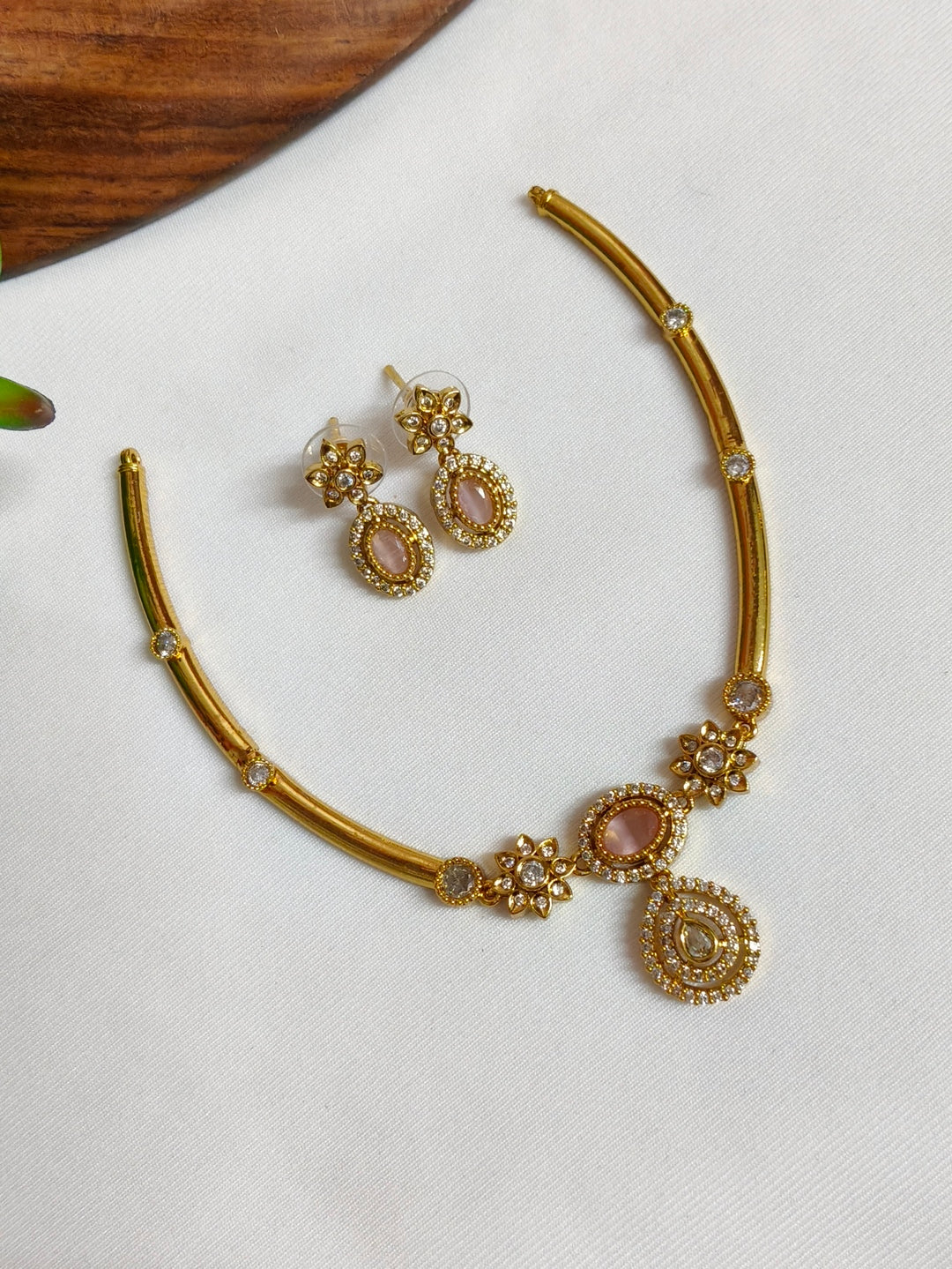 BRASS NECKLESS