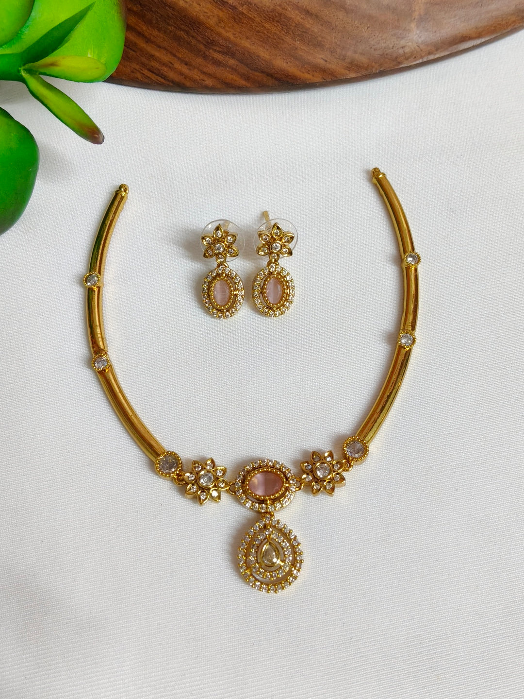 BRASS NECKLESS